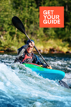 Erlebnisse buchen bei GetYourGuide GetYourGuide Angebot - Person fährt mit einem Kajak auf dem Wasser.